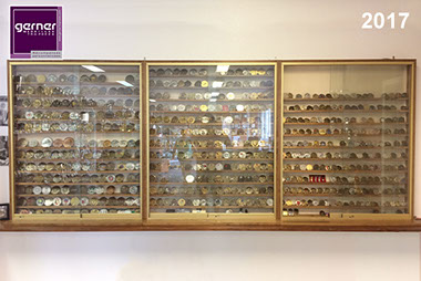 Dans notre showroom sont exposees plus d'une centaine de nos references en medailles frappes personnalisees